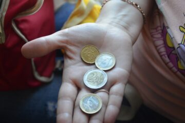 Евромонети в ръка на дете. (Credit: Pixabay)