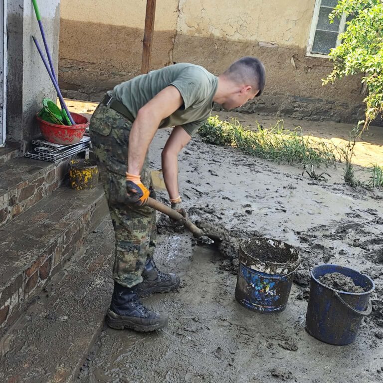 Военен помага с почистването след наводнението в с. Тича (Credit: Kotel News)