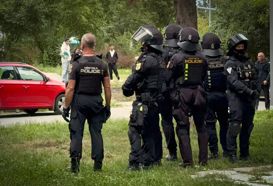 На 21 юли, по време на митинг на местни членове на ромската общност, екипи за борба с безредиците бяха разположени пред сграда в Острава, където живее мъж, за когото се твърди, че е участвал в нападението, извършено срещу ромски мъж на 19 юли. (Credit: Melissa Poláková)