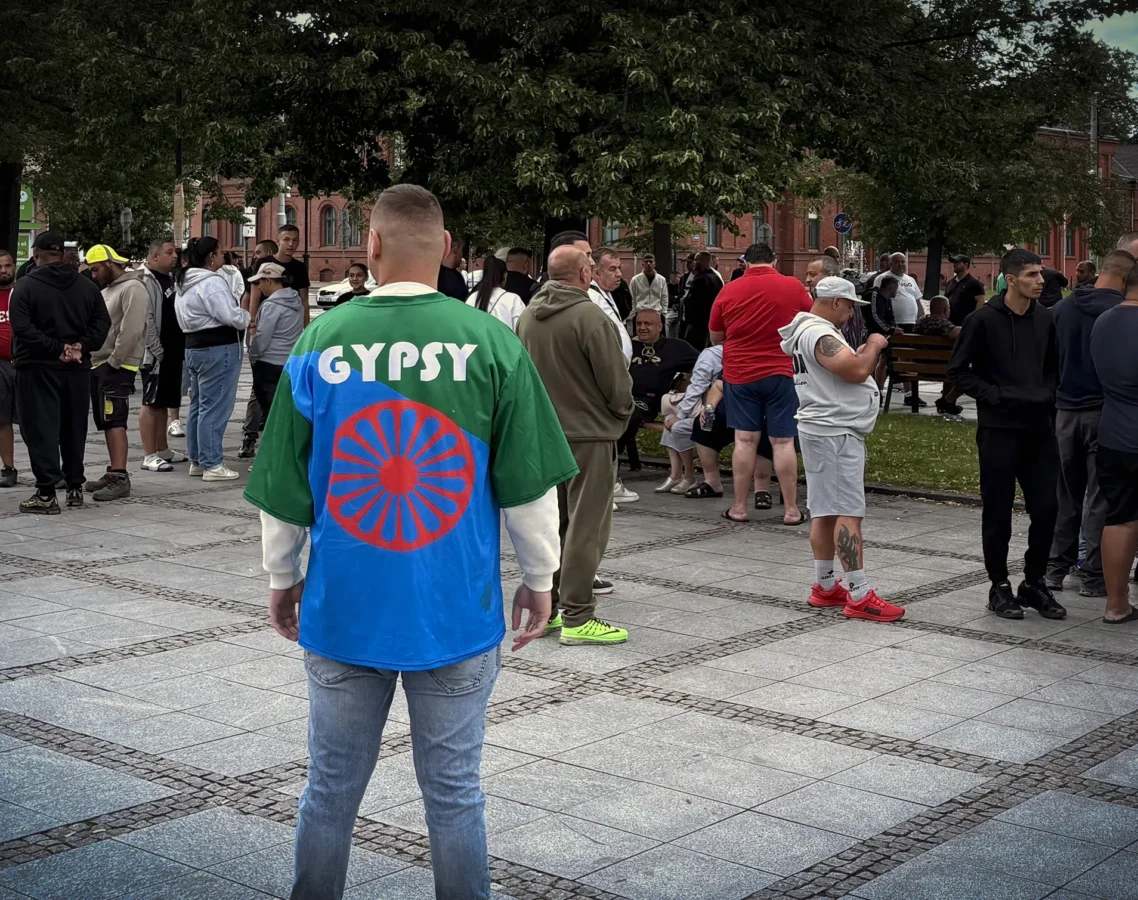 Участници в митинга на площад „Мирове“ в Острава-Витковице се събраха, за да протестират срещу нападението с нож над местен мъж от ромски произход и да поискат справедливо разследване на случая, 21 юли 2026 г. (Credit: Melissa Poláková)