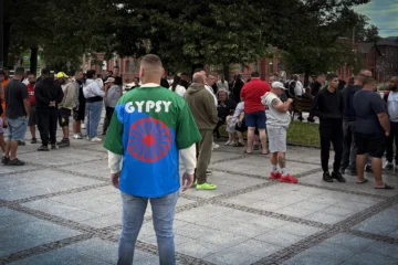 Участници в митинга на площад „Мирове“ в Острава-Витковице се събраха, за да протестират срещу нападението с нож над местен мъж от ромски произход и да поискат справедливо разследване на случая, 21 юли 2026 г. (Credit: Melissa Poláková)