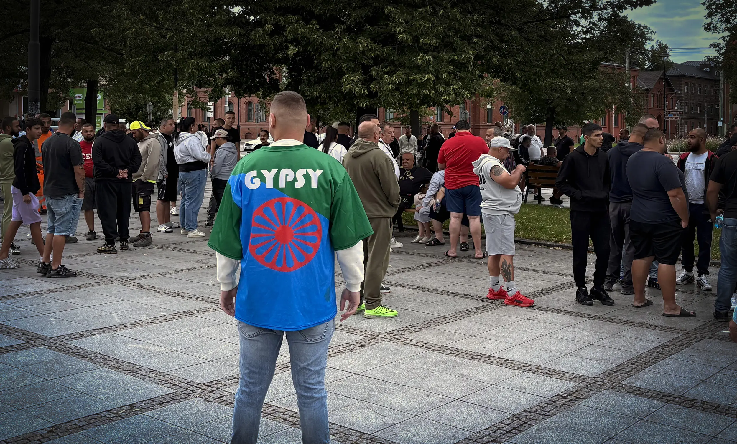 Участници в митинга на площад „Мирове“ в Острава-Витковице се събраха, за да протестират срещу нападението с нож над местен мъж от ромски произход и да поискат справедливо разследване на случая, 21 юли 2026 г. (Credit: Melissa Poláková)